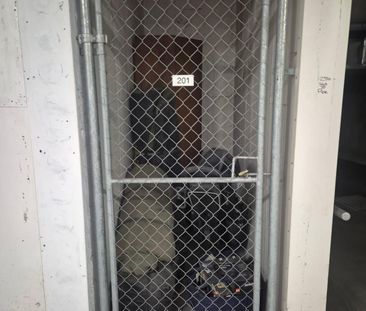 Contemporary convenience in a vibrant setting - Photo 5