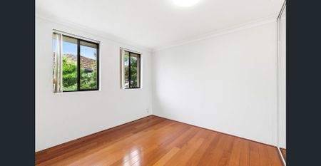 Spacious & Stylish Townhouse In Convenient Location - Photo 2