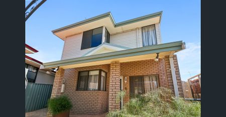 Available Now! Spacious 3 Bedroom Home in a Prime Stirling Location! - Photo 5