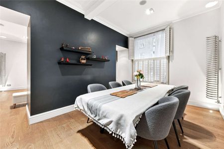 A large raised ground floor flat with wood floors - Photo 3