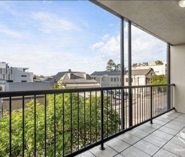 LOCATION ! LOCATION ! One Bedroom Apartment - Photo 6