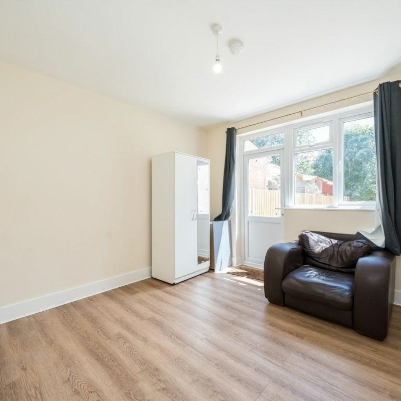 London Road - Photo 1