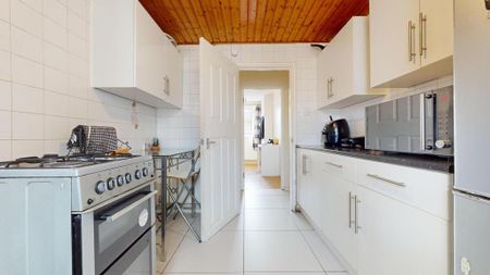 4 bedroom flat share to rent - Photo 3