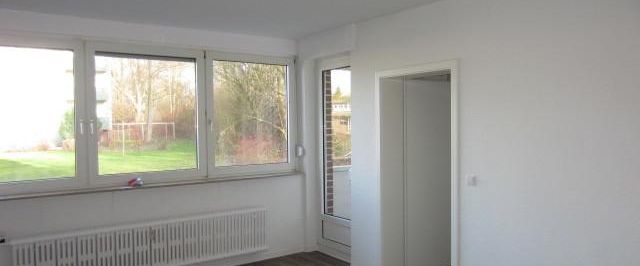 Bezugsfertig renovierte 2-Zimmerwohnung mit Balkon im EG (Hochparterre)! - Photo 1