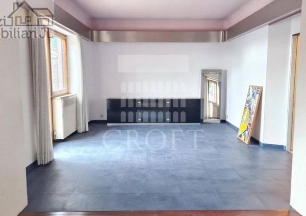 Attic-Cassia: 250mq. Top floor in addition to 250mq. of panoramic terraces. Spacious living, dining, 5 bedrooms, 3 baths, maid’s room, 3 panoramic terraces, parking, silent,. Located at begining of Cassia, near Schools. Ref 160