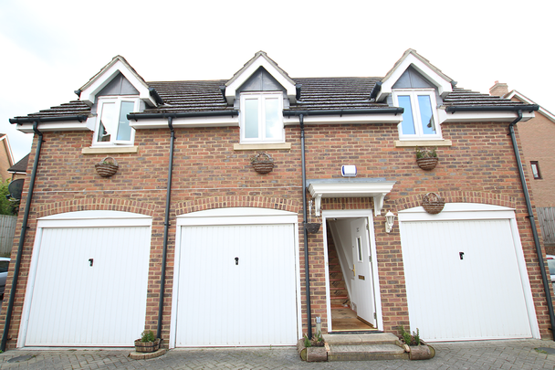 2 Bedroom Detached Apartment in Bromley - Photo 1