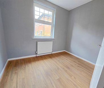 4 bedroom end of terrace house to rent - Photo 6