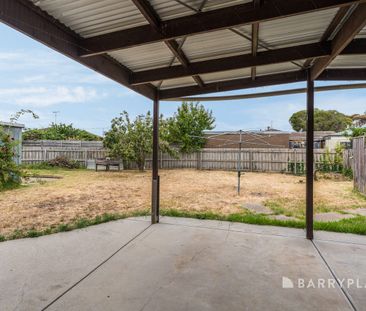 Spacious Retro Charm with Modern Convenience in Prime Suburban Setting - Photo 6