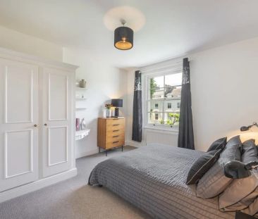 3 bedroom flat in London - Photo 4