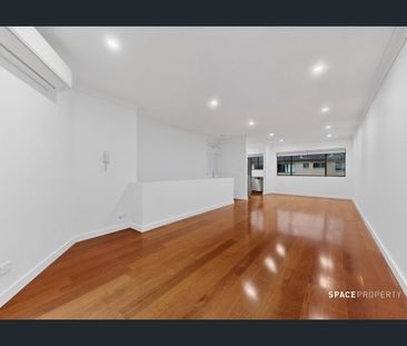 Renovated, Bright And Airy Apartment In The Heart of New Farm - Photo 1