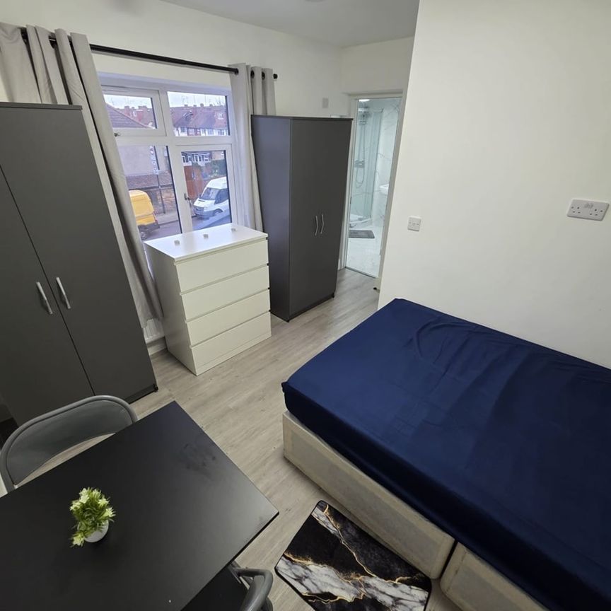 Room in a Shared Flat, Links Road, NW2 - Photo 1