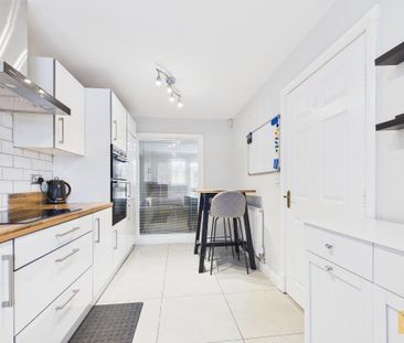 3 bedroom mews to rent - Photo 6