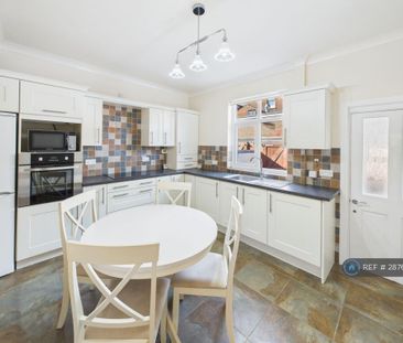 2 bedroom end of terrace house to rent - Photo 4