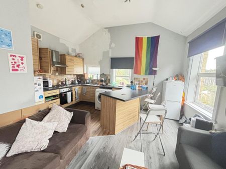 4 bedroom flat to rent - Photo 4