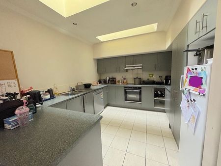 A family home with new carpet for the new tenancy - Photo 4
