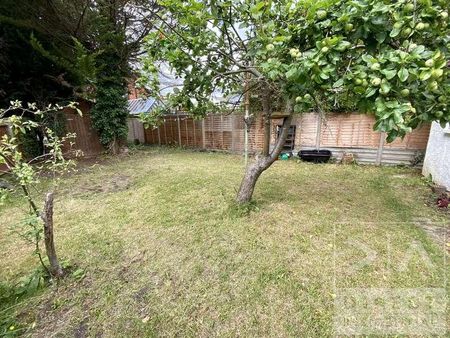 The Parade, Epsom, KT18 - Photo 5