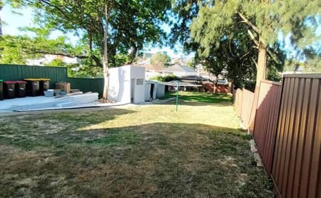 Style and Comfort, Fully Renovated & Architecturally Designed 4 Bedroom Family House with Versatile Floorplan. Large Entertaining Backyard. - Photo 5