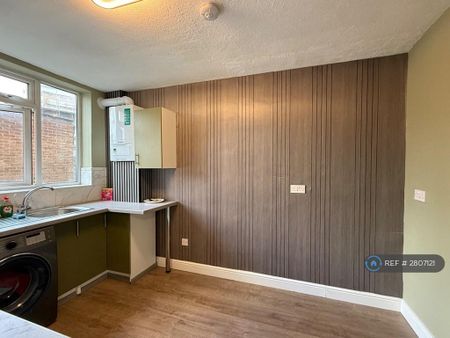 1 bedroom in a house share to rent - Photo 4