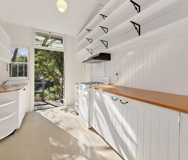 Charming Ground Floor Victorian Apartment with Private Entry - Photo 1