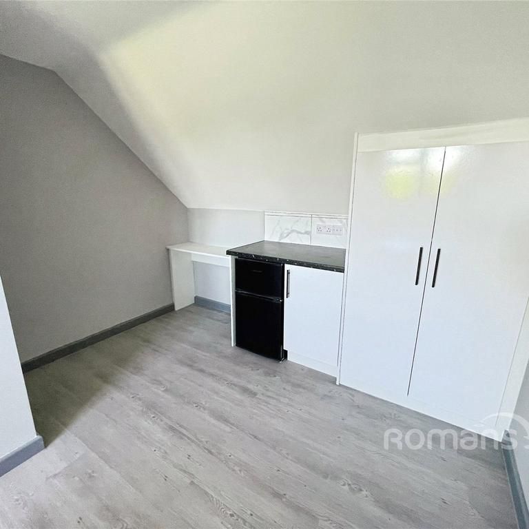 1 bedroom in a house share to rent - Photo 1