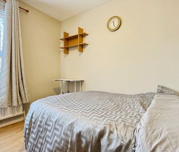 Terraced House to rent - Aspen Green, Erith, DA18 - Photo 3