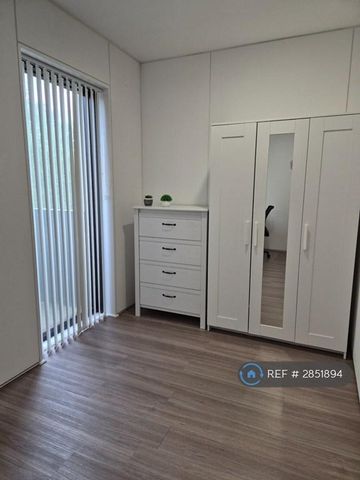 1 bedroom in a house share to rent - Photo 2