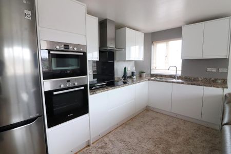 3 Bedroom Flat To Rent - Photo 3