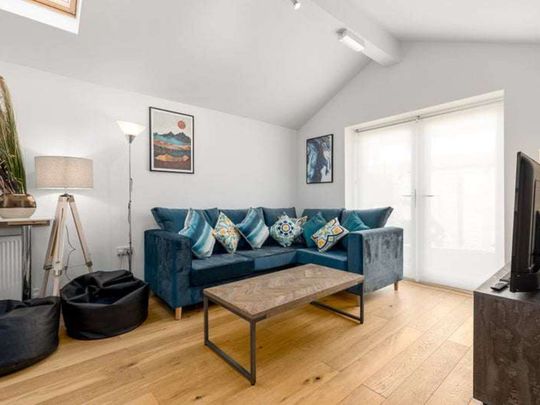 OX Living is proud to present this high-quality 7-bedroom co-living property, perfect for working professionals looking for stylish, stress-free living. Room 4 - Photo 1