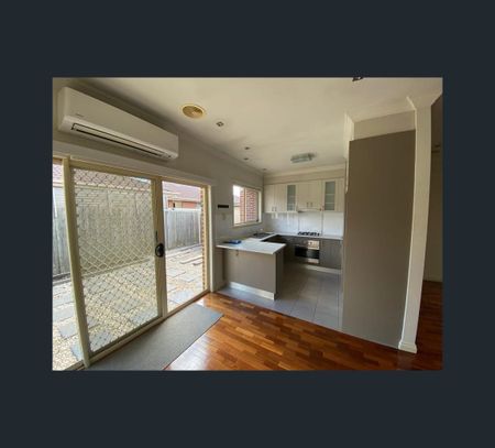 2/4 Warwick Place, Tullamarine, Vic 3043 - Photo 3