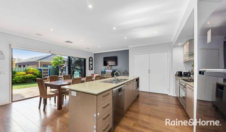 29 Dahlia Drive, Caroline Springs, VIC 3023 - Photo 4