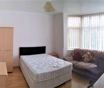 1 bedroom in a house share to rent - Photo 2