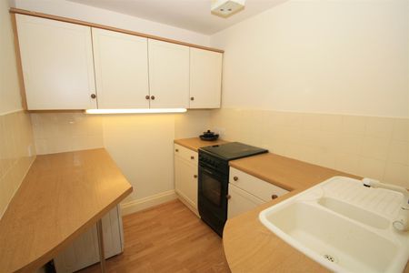 Station Road, Westcliff-On-Sea - Photo 2