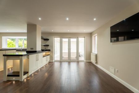 4 bedroom detached house to rent - Photo 3