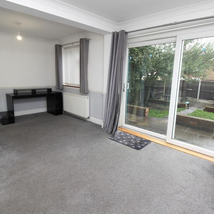 3 bedroom end of terrace house to rent - Photo 1