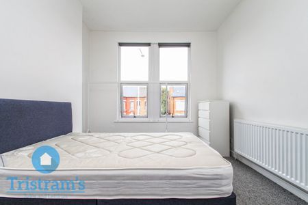 3 bed Flat for Rent - Photo 2