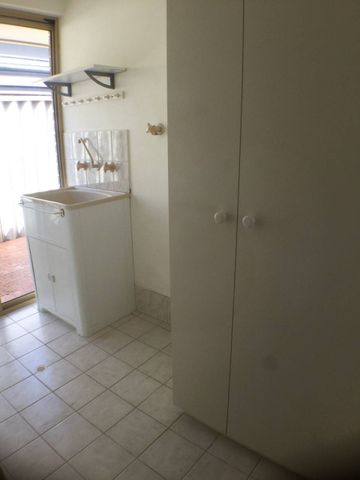 LARGE FAMILY HOME WITH STUDY! - Photo 4