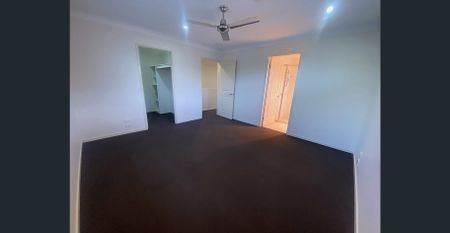 SPACIOUS TOWNHOUSE IN A QUIET STREET - Photo 5