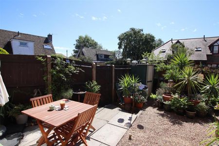 3 bedroom end of terrace house to rent - Photo 4