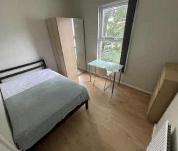 4 bedroom end of terrace house to rent - Photo 6