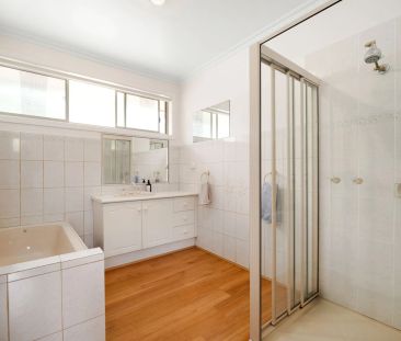 Spacious Family Home in Quiet Werribee Court – Perfect for Entertai... - Photo 6