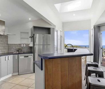 Spacious sunlit 3 bedroom home with stunning views - Photo 2