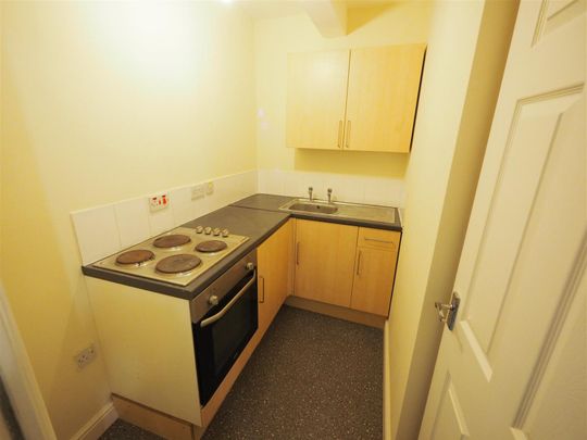 2 bedroom Flat To Let - Photo 1