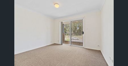 Large Three bedroom Home with air conditioning in selective school zone - Photo 4