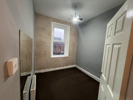 3 bedroom flat to rent - Photo 3