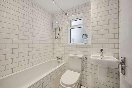 Gables Close, London, SE12 - Photo 2