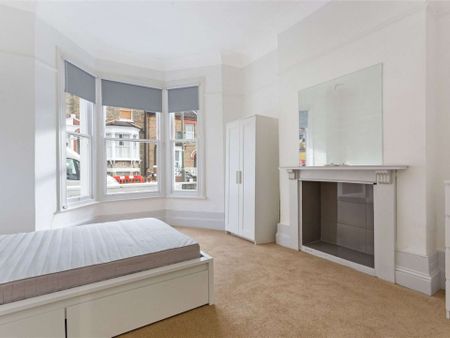 A well-presented three bedroom ground floor flat between Clapham Common and Lavender Hill. - Photo 5