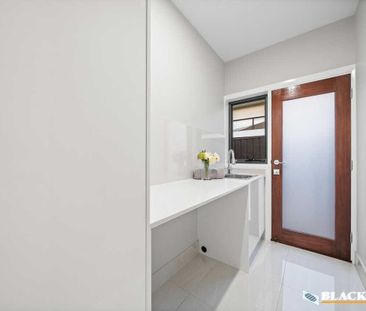 Stylish And Sunlit Four Bedroom Family Home - Photo 2
