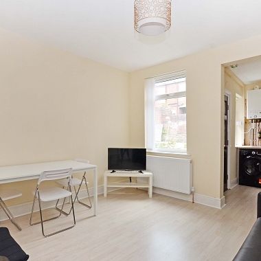 3 Bedroom Student Property with Two Bathrooms! - Photo 1