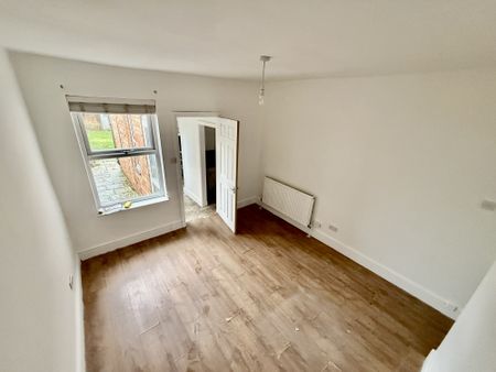 Well-presented 2-bed mid-terrace in Alvaston. Spacious living & dining rooms, modern kitchen, family bathroom. uPVC double glazing, gas heating. On-street parking, maintained rear garden. Close to shops, schools, Pride Park & Derby City Centre. unfurnished, available now. - Photo 5