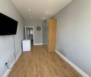 3 bedroom flat to rent - Photo 2